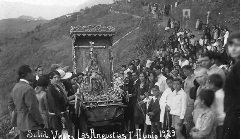 Subida de la Virgen de las Angustias por el camino real